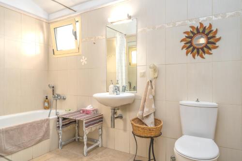uma casa de banho com um WC, um lavatório e uma banheira em Bay Lodge Alykanas em Alikanás