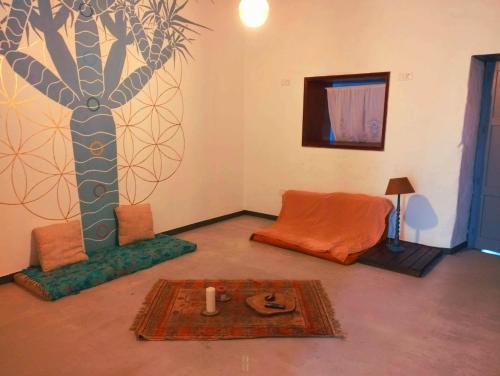 una sala de estar con un árbol pintado en la pared en ACORAN FAMILY, en Firgas
