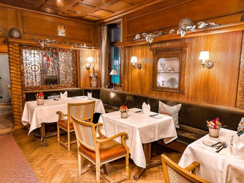 a restaurant with tables and chairs in a room at Hotel Erbprinz - Gourmet & Spa in Ettlingen