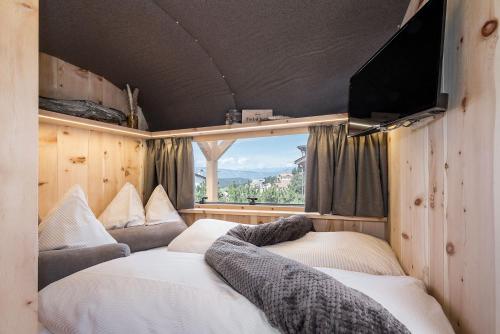 Mountain Caravan - Zirben Nestl في نوفا بونينتي: غرفة بسريرين وتلفزيون بشاشة مسطحة