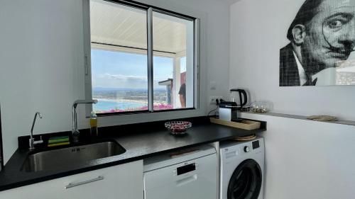 a kitchen with a sink and a window at CAP DE LA BARRA 61 - Villa deluxe vista mar in L'Estartit