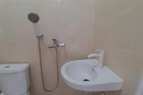 ein Bad mit einem WC und einer Dusche mit einem Waschbecken in der Unterkunft OYO Life 92812 Galih Kostel 2 Syariah in Grobogan