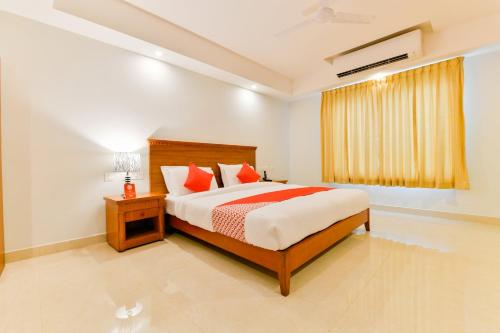 Un dormitorio con una cama grande y una ventana en Vembanad Tourist Home, en Vaikom