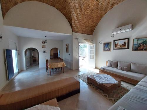 een woonkamer met een bank en een tafel bij Tamalou Djerba in Midoun