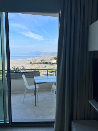 a room with a view of the ocean from a balcony at Ascensore per la spiaggia in Cirella