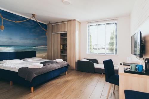 レダにあるGreen Village w Aquapark Redaのベッドルーム1室(ベッド1台、デスク、窓付)