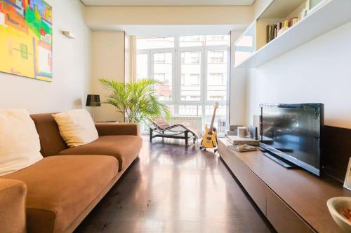 Frente al parque, en el centro