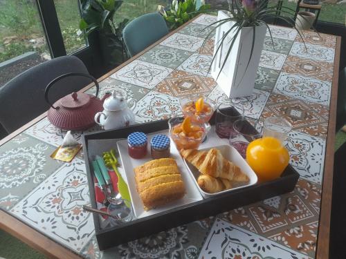 een dienblad met brood en fruit op een tafel bij Suite des Grands Crus in Beaune