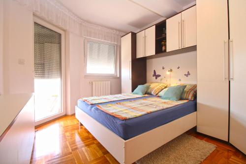 a bedroom with a bed in a room at Apartment Stinjan 2287 in Pula