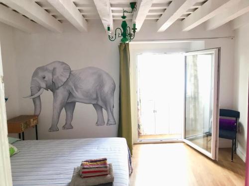 ein Wandbild eines Elefanten an der Wand eines Schlafzimmers in der Unterkunft Apartamentos La Selva in Cádiz