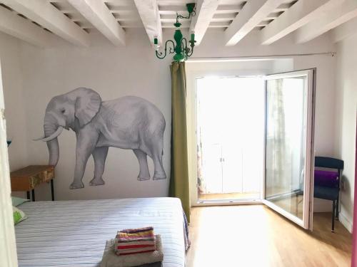 カディスにあるApartamentos La Selvaの象壁画