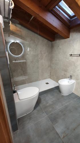 uma casa de banho com uma banheira, um WC e um lavatório. em Wine Resort em Faedis