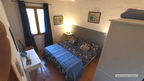 Un dormitorio con una cama azul con almohadas. en La Bastide de la Peyrolière avec piscine et tennis face au Luberon, en Apt