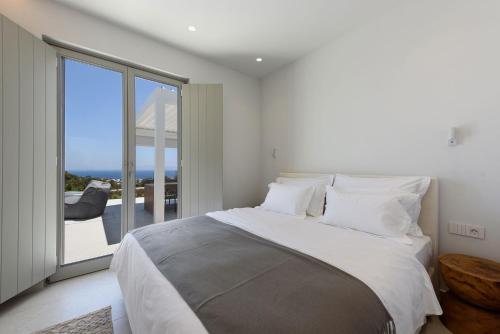 เตียงในห้องที่ Villa Solevara - new luxury villa with Infinity Pool, jacuzzi, cinema room & luxury amenities