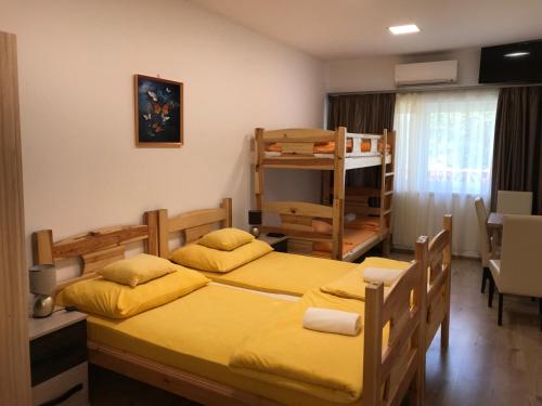Tó-Party Apartman في Kiszombor: غرفة نوم بسريرين وسرير بطابقين