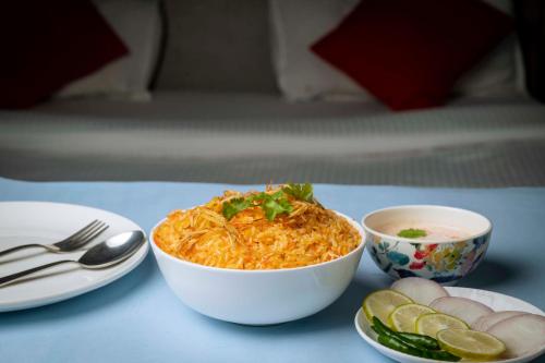 un tazón de fideos y un tazón de sopa en una mesa en Hotel Town and country inn ( a unit of GS RESIDENCY) en Guwahati