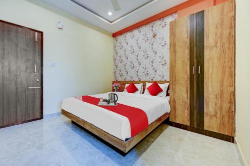 Een bed of bedden in een kamer bij Flagship Mathrushree Bording And Lodging