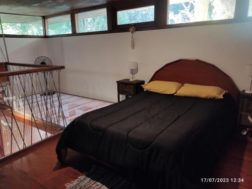 sypialnia z dużym łóżkiem w pokoju z oknami w obiekcie Cabaña UMA - Rumi Huasi w mieście Mar del Plata