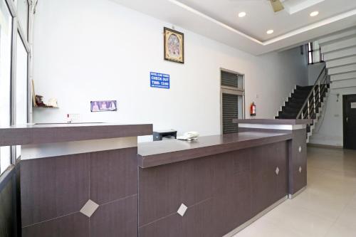 eine Lobby eines Krankenhauses mit einer Rezeption in der Unterkunft OYO Flagship 24199 Hotel Mid Town Ojus Tower in Rudrapur