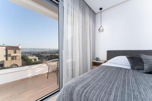una camera da letto con un letto e una grande finestra di Luxury semidetached villa Smokva 1 - near the center and sea - by TRAVELER tourist agency Krk a Krk