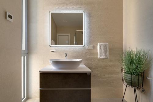 un bagno con lavandino e specchio di Luxury semidetached villa Smokva 1 - near the center and sea - by TRAVELER tourist agency Krk a Krk