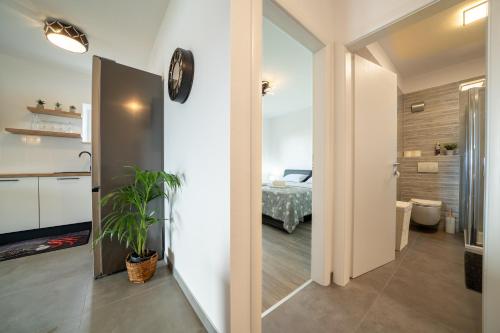 un couloir menant à une chambre avec un lit dans l'établissement Apartments Siesta, à Sumartin