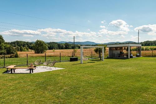 a garden with a picnic table and a gazebo at Lamelove Apartments - Energylandia, Zator in Chocznia