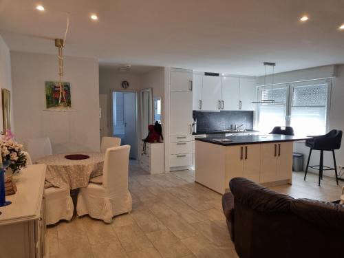 eine Küche und ein Wohnzimmer mit einem Tisch, einer Küche und einem Esszimmer in der Unterkunft Loft Nagoldtal in Pforzheim