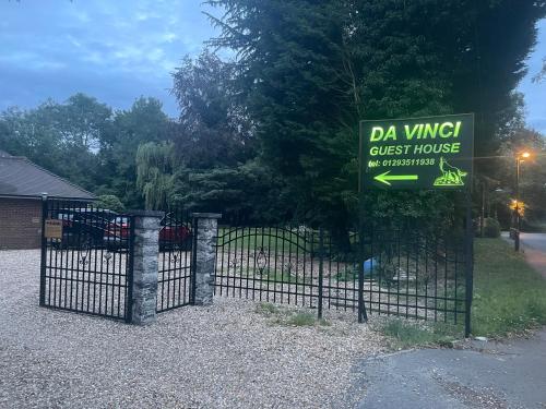 una puerta con un cartel para una casa de huéspedes en Da Vinci Guest House & Guest Parking, en Crawley