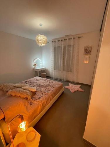 une chambre avec un grand lit et un lustre dans l'établissement Villa avec Piscine privée proche mer, à La Garonnette-Plage