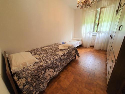 Tempat tidur dalam kamar di Lunigiana vicino Equi Terme
