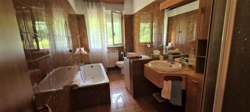 y baño con bañera, aseo y lavamanos. en Lunigiana vicino Equi Terme, en Monzone