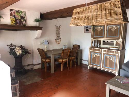Kuchyň nebo kuchyňský kout v ubytování Maison Moulin Bousset