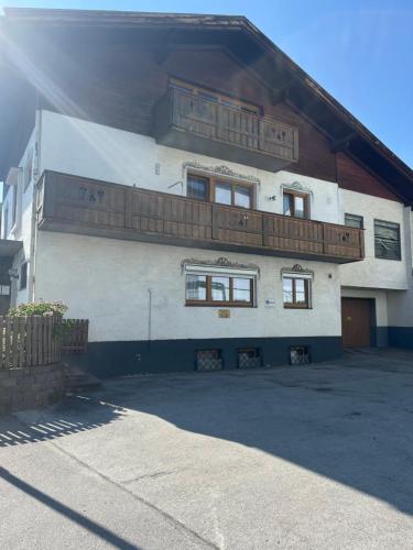 ein Gebäude mit einem Balkon auf der Seite in der Unterkunft Garden View Apartment in Innsbruck