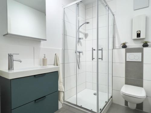 ein Bad mit einer Dusche, einem WC und einem Waschbecken in der Unterkunft homebydoni - zentral I Parkplatz I Küche I Balkon in Bielefeld
