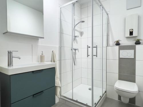 Ένα μπάνιο στο Home by Doni I Apartment an der Kunsthalle I Parkplatz & Balkon