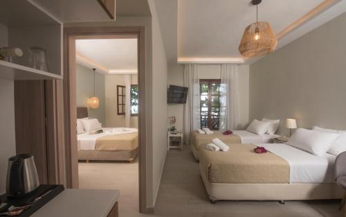 Habitación de hotel con 2 camas y espejo en Hermes Hotel, en Khorevtón