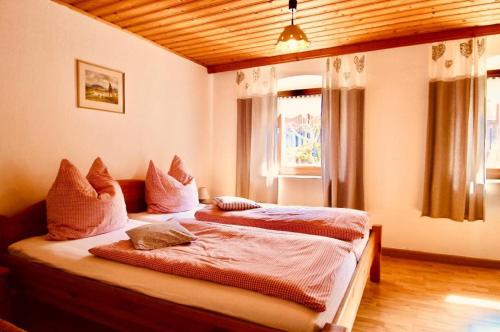 a bedroom with two beds and a window at Landurlaub bei Familie Haug in Freyung
