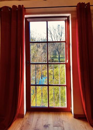 an open window with a view of a field at KulturGut Ulrichshalben in Ulrichshalben