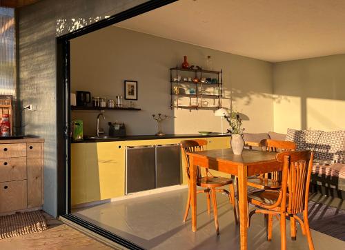- une cuisine et une salle à manger avec une table et des chaises dans l'établissement OSLOFJORD IDYLL, close to Oslo City Centre, 