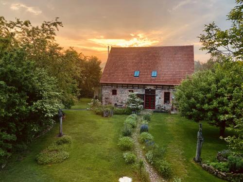an old stone house with a garden in front of it at KulturGut Ulrichshalben in Ulrichshalben