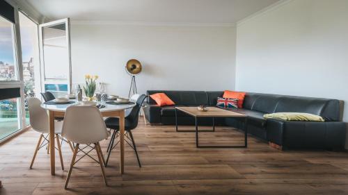 - un salon avec un canapé et une table dans l'établissement Apartament London, à Kielce