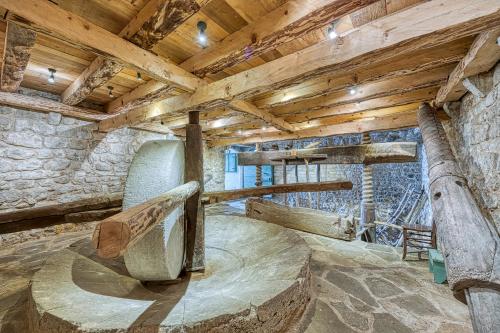 Beli Old Town Apartment - Happy Rentals في بيلي: غرفة ذات سقف خشبي ومقعد