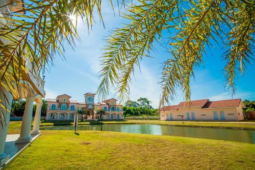 a view of a house from a palm tree at Paeporpiang (เพพอเพียง) in Ban Nai Rai