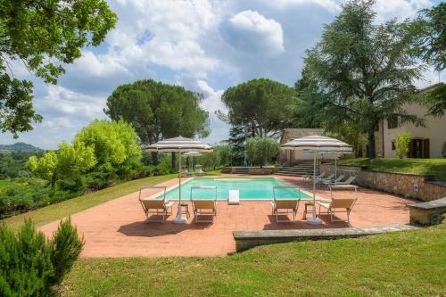 einen Pool mit Stühlen und Sonnenschirmen im Hof in der Unterkunft FONTE PINELLA 8, Emma Villas in Chiusi