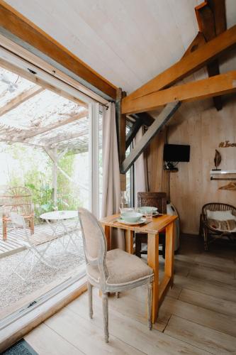 Χώρος καθιστικού στο Le Cabanon doré, Suite SPA et nature chez Ivona Vacances