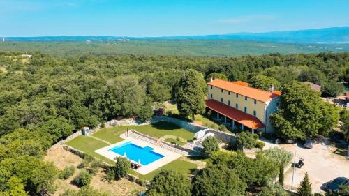 an aerial view of a house with a swimming pool at Villa Calussovo in Ripenda Kras