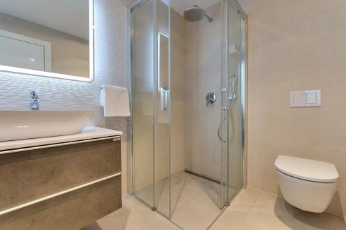 La salle de bains est pourvue d'une douche, de toilettes et d'un lavabo. dans l'établissement Luxury semi detached villa Smokva 2 - near center and sea - by TRAVELER tourist agency Krk, à Krk