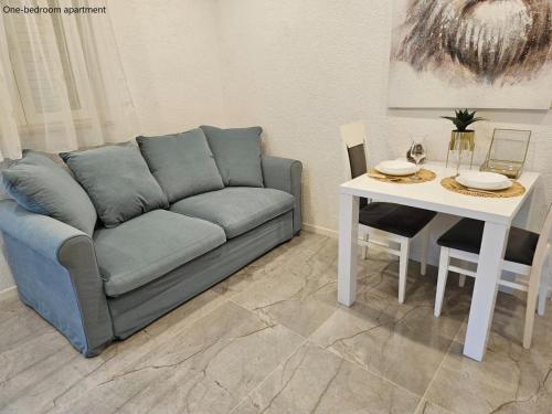 uma sala de estar com um sofá e uma mesa em Apartments Sinković em Dubrovnik