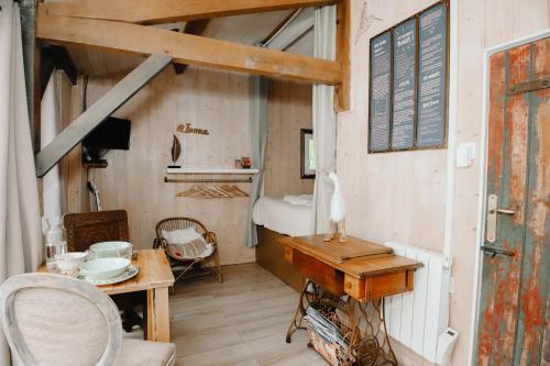 Ένα μπάνιο στο Le Cabanon doré, Suite SPA et nature chez Ivona Vacances